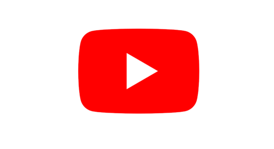 فريق RiseUp Solutions يعملون معًا في مكتب عصري لتصميم استراتيجيات التسويق الرقمي للمنظمات غير الربحية